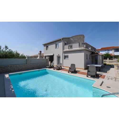 4 Bedroom Awesome Home In Vodnjan