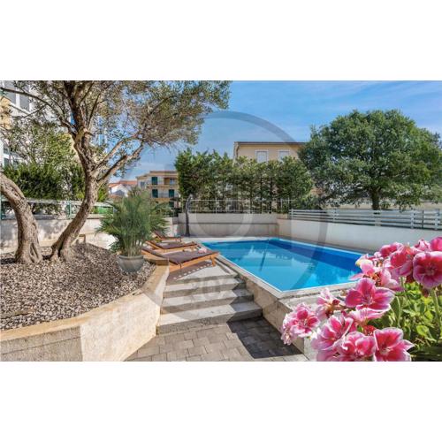 4 Bedroom Cozy Apartment In Srima
