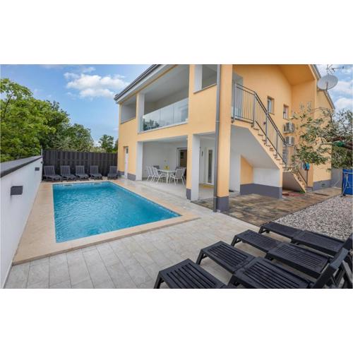 4 Bedroom Cozy Home In Betiga