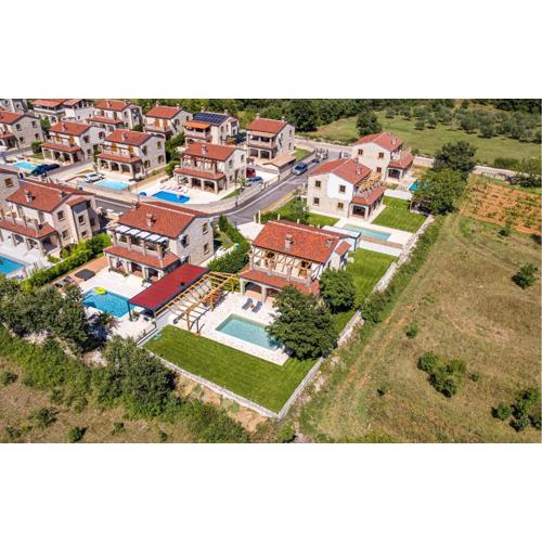 4 Bedroom Cozy Home In Cabrunici