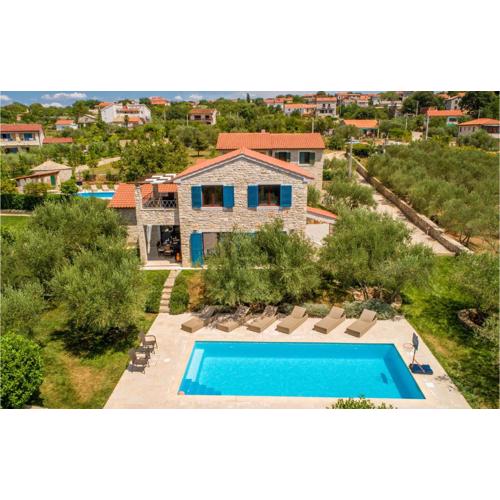 4 Bedroom Cozy Home In Linardici