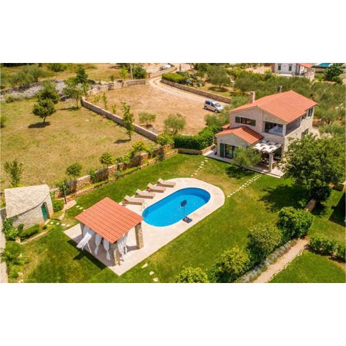 4 Bedroom Cozy Home In Linardici