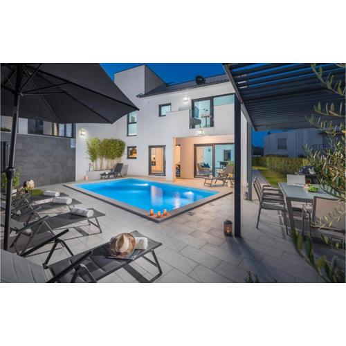 4 Bedroom Cozy Home In Medulin
