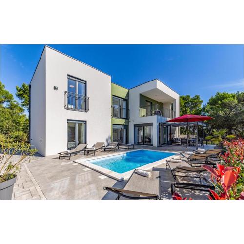 4 Bedroom Cozy Home In Medulin