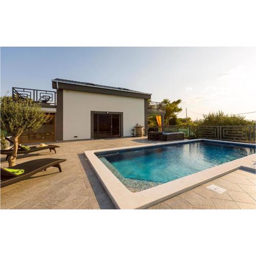 4 Bedroom Cozy Home In Split