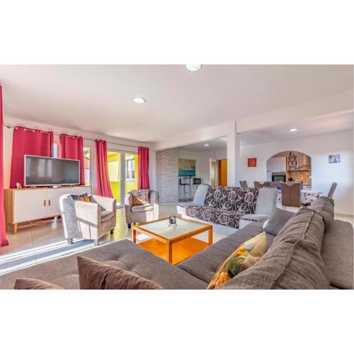 4 Bedroom Gorgeous Apartment In Medulin