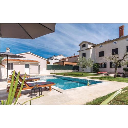 4 Bedroom Lovely Apartment In Stinjan