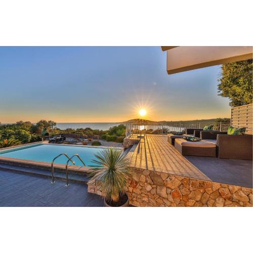 4 Bedroom Lovely Home In Drvenik Mali