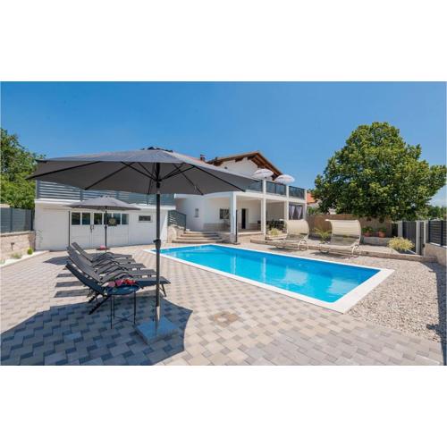 4 Bedroom Lovely Home In Imotski
