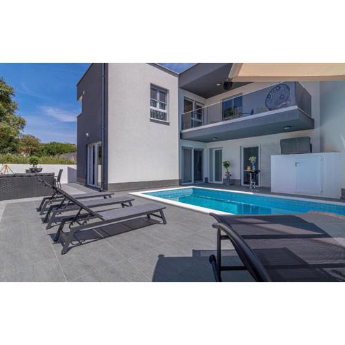 4 Bedroom Lovely Home In Liznjan