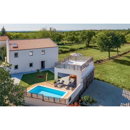 4 Bedroom Lovely Home In Zuzici