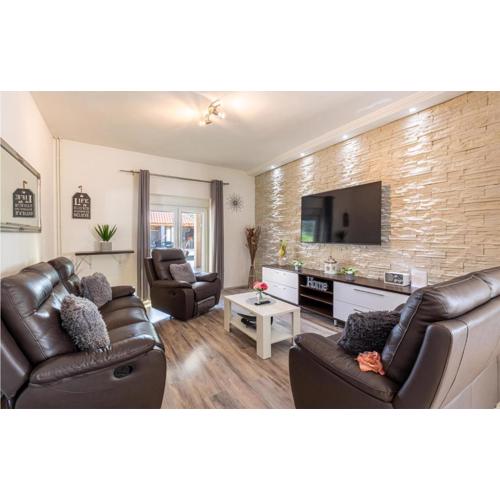 4 Bedroom Nice Home In Polaca