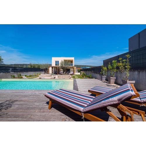 4 Bedroom Private Villa with Large Pool, Quiet Area