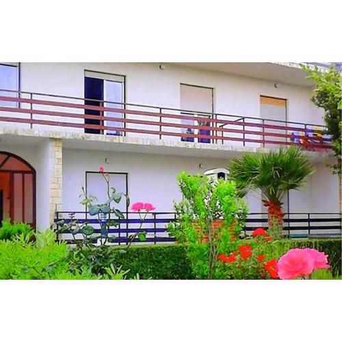 4 Bedroom Stunning Apartment In Banjol