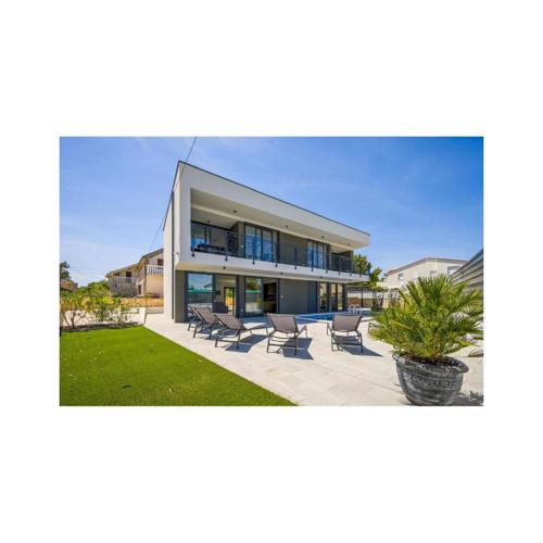 4 Bedroom Stunning Home In Murter
