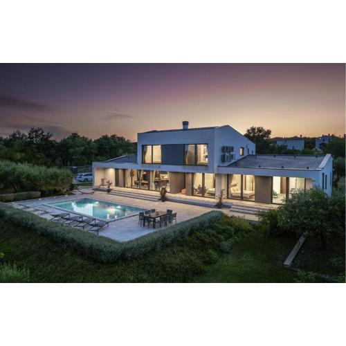 4 Bedroom Stunning Home In Rakalj