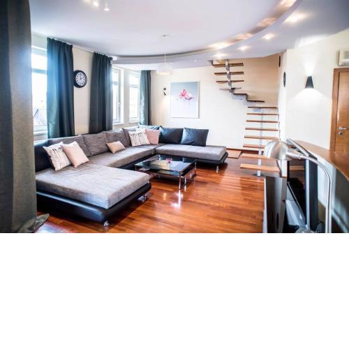 4-room home with AirCon and balcony free parking