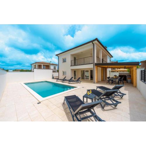 4 Schlafzimmer, 3 Badezimmer, Küche, Wohnzimmer, Privater Pool, Grill
