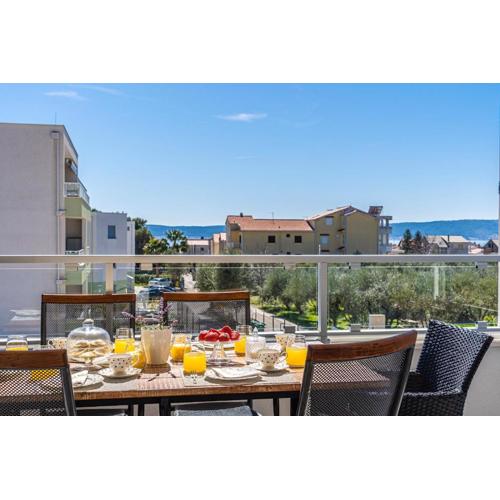 4 Star Apt, Spacious 16m2 terrace with some seaview, 4min walk to beach
