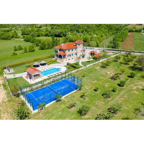 5-Bed Villa with Pool, Jacuzzi & Padel Court