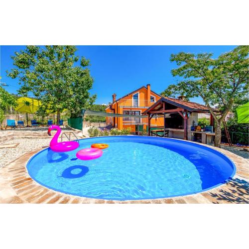 5 Bedroom Amazing Apartment In Viskovo