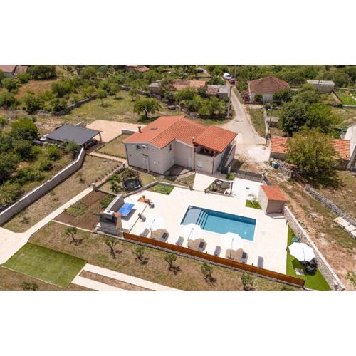 5 Bedroom Amazing Home In Bogatic