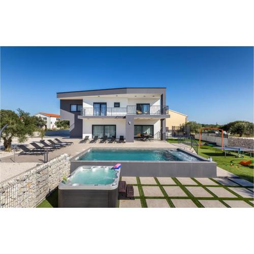 5 Bedroom Amazing Home In Galizana