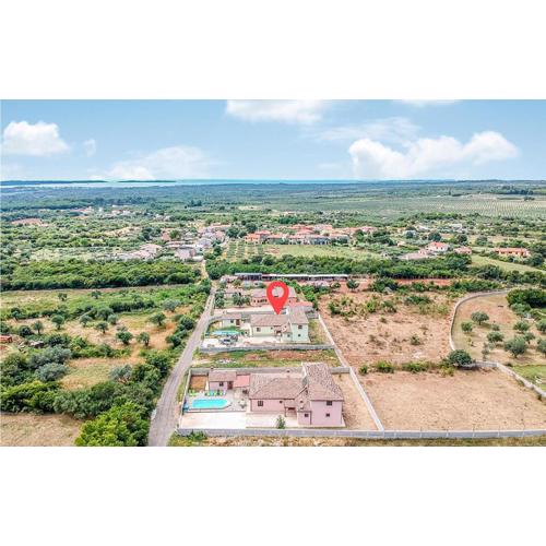 5 Bedroom Amazing Home In Galizana