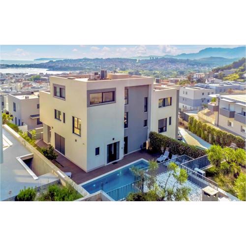 5 Bedroom Amazing Home In Podstrana
