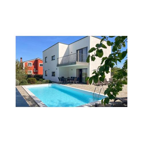 5 Bedroom Amazing Home In Vodnjan