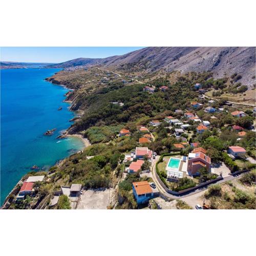 5 Bedroom Awesome Home In Pag