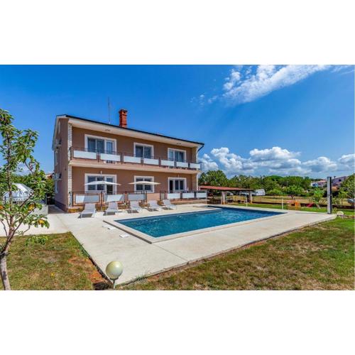 5 Bedroom Awesome Home In Valbandon