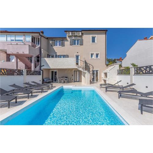 5 Bedroom Cozy Apartment In Banjole