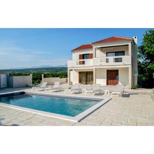 5 Bedroom Cozy Home In Posedarje