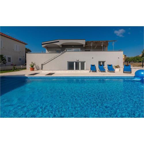 5 Bedroom Cozy Home In Vrsi