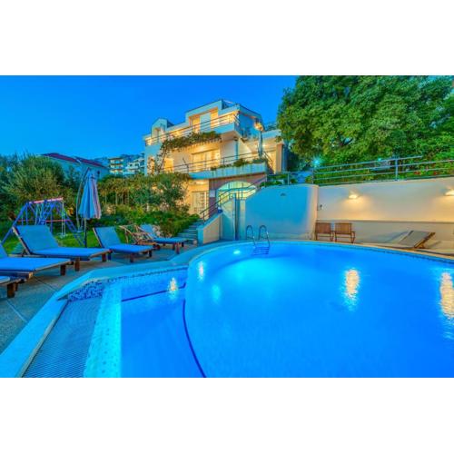 5 bedroom family villa in Makarska, heated pool and jacuzzi