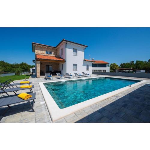 5 Bedroom Nice Home In Vidulini