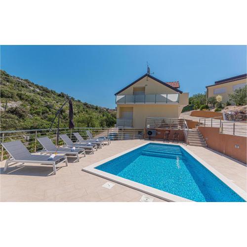 5 Bedroom Stunning Home In Zatoglav