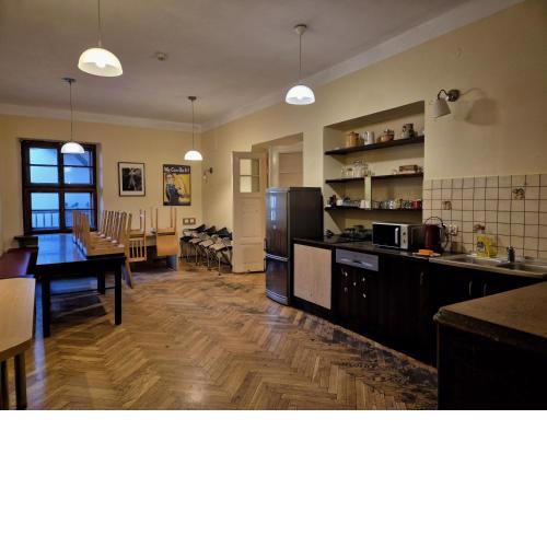 50 People Apartment