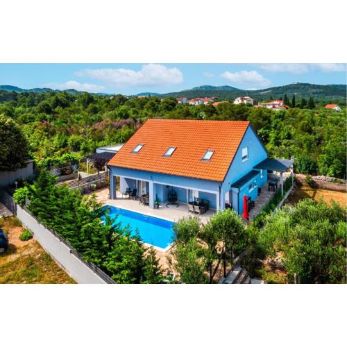 6 Bedroom Amazing Home In Bilice