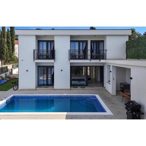 6 Bedroom Awesome Home In Prolozac