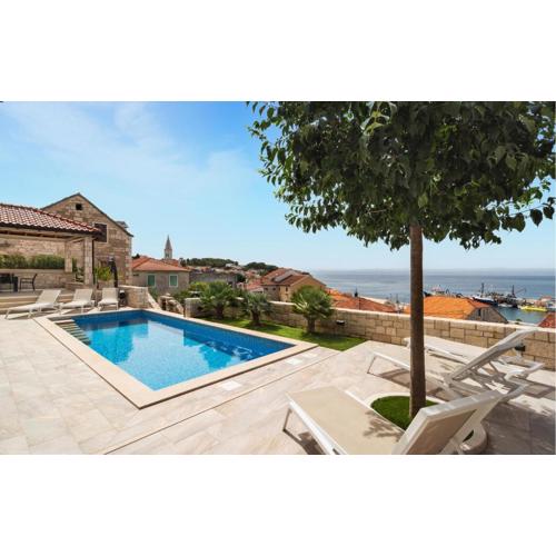6 Bedroom Awesome Home In Sumartin