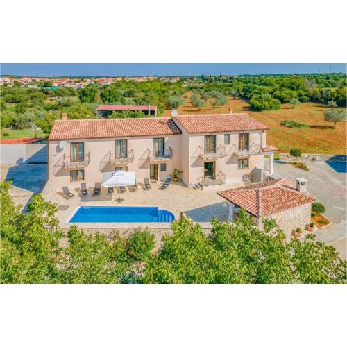 6 Bedroom Cozy Home In Galizana