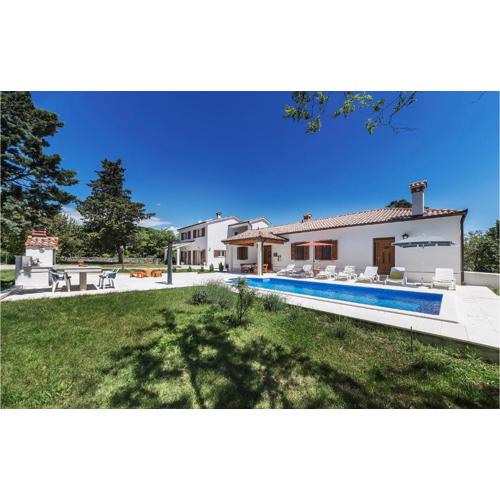 6 Bedroom Cozy Home In Labin