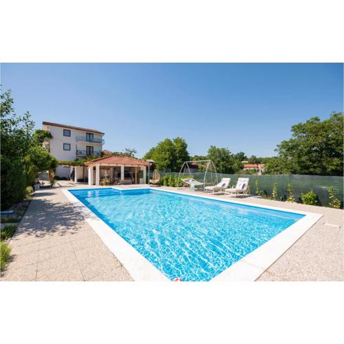 6 Bedroom Pet Friendly Home In Zmijavci