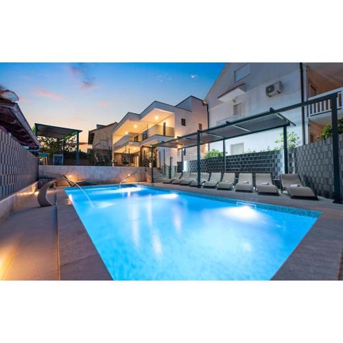6 Bedroom Stunning Home In Podglavica