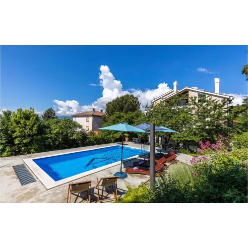 6 Bedroom Stunning Home In Spincici