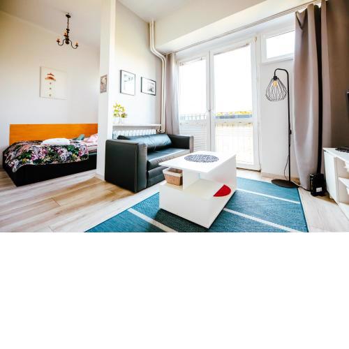 6th Floor Modern Apartment with French Balcony and City Views