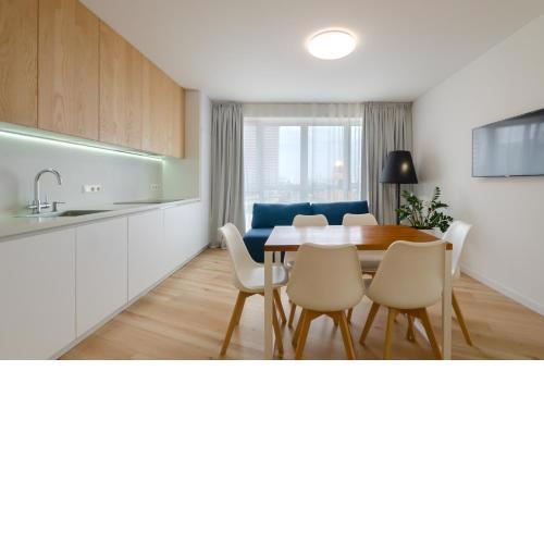 7435Two bedrooms cozy apartment in new building nearby with Railway Station