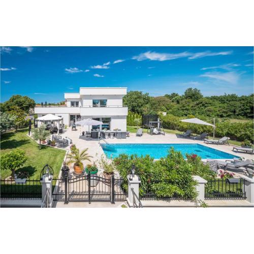 8 Bedroom Beautiful Home In Liznjan